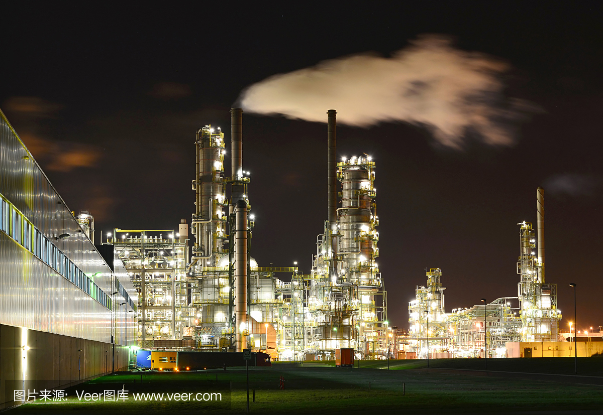 化工厂在夜间建造一座生产汽油的工厂
